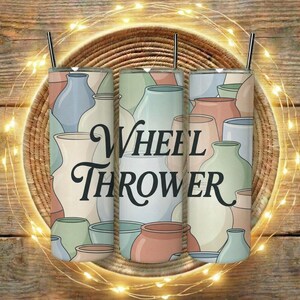 以下が含まれることがあります： 黒いストローが付いた3つのステンレス鋼タンブラー。それぞれに、陶器のカラフルなイラストが描かれています。デザインには、パステルカラーのさまざまな花瓶が含まれており、中央に「Wheel Thrower」というテキストがあります。