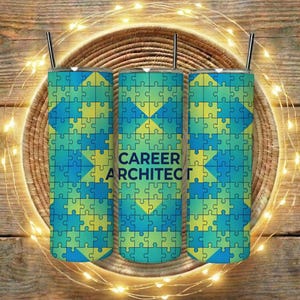 Op de afbeelding: Drie geïsoleerde bekers met zwarte rietjes, elk met een teal, blauw en geel puzzelontwerp. De tekst "CAREER ARCHITECT" staat in het midden op één beker. De bekers staan op een geweven mand met lichtslingers.