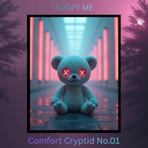 Könnte beinhalten: Ein hellblauer Teddybär mit roten 'X'-Augen sitzt in einem neonbeleuchteten Flur. Der Bär trägt die Aufschrift "Comfort Cryptid No.01" und der Text "ADOPT ME" befindet sich über dem Bären. Der Hintergrund zeigt rosa und blaue Neonlichter.