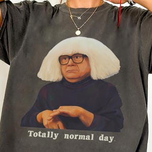 Comfort Colors Totally Normal Day-tröja - Rolig Danny Devit-tröja
