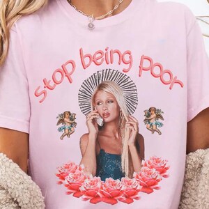 Comfort Colors Stop Being Poor シャツ：パリス・ヒルトン ミーム グラフィック Tシャツ、Y2K