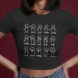 Könnte beinhalten: Schwarzes Crop-Top mit weißen Strichmännchen-Grafiken und mathematischen Gleichungen. Die Gleichungen umfassen y=x, y=x², y=x³, y=sinx, y=cosx, y=tanx, y=cotx, y=y-z, y=|x|, y=-|x|, y=-x, y=logx, y=x², und x²/y².