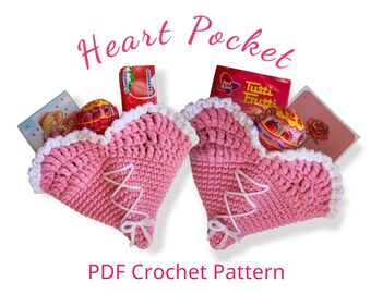 Puede incluir: Un patrón de crochet para un bolsillo con forma de corazón, perfecto para guardar pequeños regalos o golosinas. El patrón está disponible para descargar en PDF. La imagen muestra dos bolsillos con forma de corazón rosa llenos de caramelos y una tarjeta.