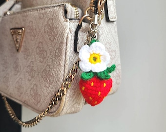 Patrón de dije de bolso de crochet de fresa / Lindo llavero de fruta / Decoración de verano estilo cottagecore / Pequeños accesorios / Proyecto de crochet rápido y fácil en PDF