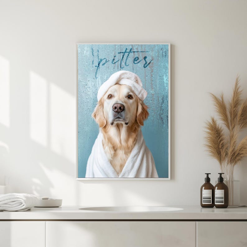Puede incluir: Un perro golden retriever con una toalla blanca y una toalla blanca en la cabeza. El perro est&aacute; mirando a la c&aacute;mara. El fondo es un dise&ntilde;o abstracto azul y blanco con la palabra "Pitter" escrita en blanco.