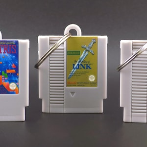 Portachiavi NES | Portachiavi con cartuccia Nintendo NES | Regalo retrò per nerd e geek | Accessorio in resina fatto a mano