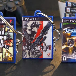 PS2 Schlüsselanhänger | Playstation 2 Mini Game Case Keychain | Retro Gaming Geschenk für Nerds & Geeks | Handmade Resin Accessoire