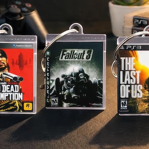 Llavero de PS3 | Llavero con minicaja de juego de Playstation 3 | Regalo de videojuegos retro para nerds y geeks | Accesorio de resina hecho a mano