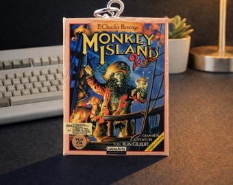 Monkey Island 2 - LeChucks's Revenge Big Box Keychain | Mini BigBox | Retro Gaming Gift | Nerd & Geek Accessory