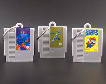 NES Schlüsselanhänger | Mini Modul | Retro Gaming Geschenk | Nerd & Geek Accessoire | Handmade Keychain aus Kunstharz
