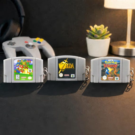 N64 Schlüsselanhänger | Nintendo 64 Mini Cartridge Keychain | Retro Gaming Geschenk für Nerds & Geeks | Handmade Resin Accessoire