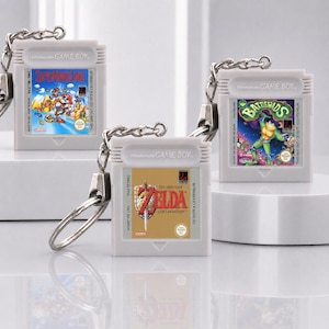 GameBoy Schlüsselanhänger | Nintendo GameBoy Mini Cartridge Keychain | Retro Gaming Geschenk für Nerds & Geeks | Handmade Resin Accessoire