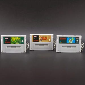 SNES Schlüsselanhänger | Super Nintendo Mini Modul | Retro Gaming Geschenk | Nerd & Geek Accessoire | Handmade Keychain aus Kunstharz