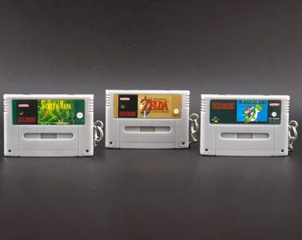 SNES Schlüsselanhänger | Super Nintendo Mini Modul | Retro Gaming Geschenk | Nerd & Geek Accessoire | Handmade Keychain aus Kunstharz