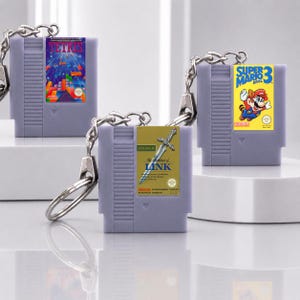 NES Schlüsselanhänger | Nintendo NES Cartridge Keychain | Retro Gaming Geschenk für Nerds & Geeks | Handmade Resin Accessoire