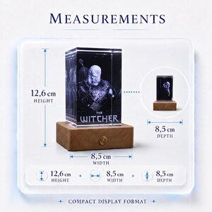 Pu&ograve; includere: Un blocco di vetro rettangolare con un'immagine incisa al laser 3D di un personaggio di The Witcher, posizionato su una base in legno marrone chiaro. Il blocco misura 12,6 cm di altezza, 8,5 cm di larghezza e 8,5 cm di profondit&agrave;, come indicato.