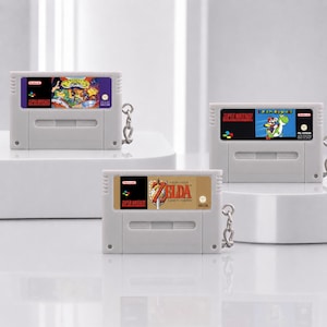 SNES Schlüsselanhänger | Super Nintendo Mini Cartridge Keychain | Retro Gaming Geschenk für Nerds & Geeks | Handmade Resin Accessoire