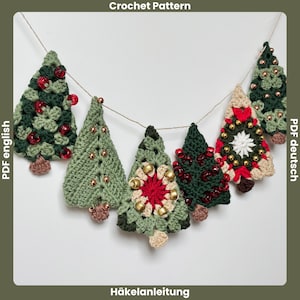 Peut inclure: Une guirlande de Noël faite à la main en crochet. La guirlande présente plusieurs petits sapins de Noël crochetés verts et marron, chacun orné de perles et d'ornements décoratifs. Le texte "Crochet Pattern" et "Häkelanleitung" sont visibles.