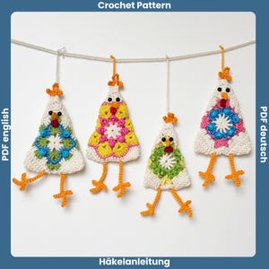 Può includere: Quattro ornamenti a forma di gallina all'uncinetto fatti a mano appesi a una corda. Ogni gallina ha un corpo bianco, un petto con motivi colorati, zampe arancioni e una piccola cresta arancione. Il testo "Crochet Pattern" è in alto.