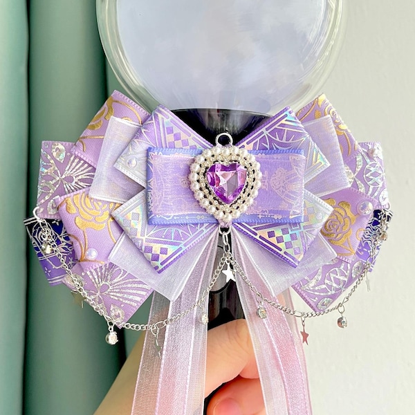 Laço de fita em formato de lightstick, laço roxo e branco, decoração Kpop, gravata borboleta, chaveiro/pingente para bolsa, acessório artesanal para shows.
