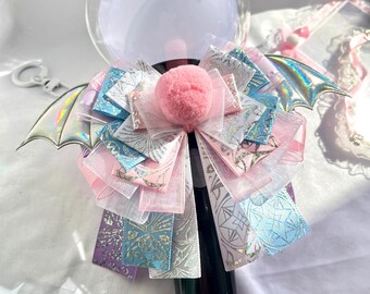 Lazo de cinta con varita luminosa hecho a mano de Seventeen, rosa, azul y morado, lazo con alas demoníacas, pajarita, llavero y accesorio para bolso.