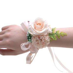 Ramillete de rosas personalizado para muñeca: decoración floral para bodas y aniversarios con tarjeta de felicitación manuscrita, pulseras y ramillete.