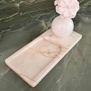 Bandeja rectangular de mármol mecanizado: Bandeja minimalista de piedra para servir, café o decoración de cocina.