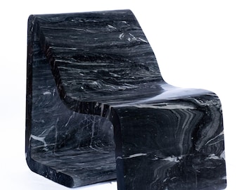 Silla escultórica de mármol Makalu de Fernanda Freire – Mobiliario de piedra natural que marca tendencia.