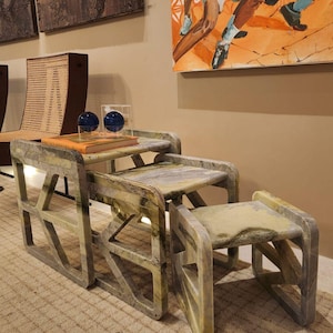 Taburete de mármol con forma escultórica de piedra, mueble auxiliar de inspiración artística moderna.