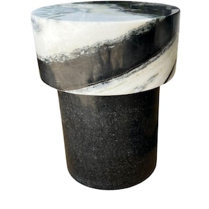 Taburete de banco escultural de mármol, pieza llamativa, mobiliario moderno de piedra, diseño de galería.