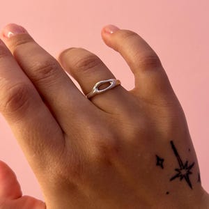 Silver Wavy Ring, Sterling Silver Curved Ring, Dainty Wave Band, Minimalist Wavy Ring, Stackable Silver Ring, Elegant Thin Ring, Unique Wave