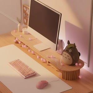 K&ouml;nnte beinhalten: Ein Monitorst&auml;nder aus hellem Holz mit geriffeltem Sockel steht auf einem Schreibtisch und tr&auml;gt einen Computermonitor, eine kleine Totoro-Figur und eine wei&szlig;e Kerze. Eine rosa mechanische Tastatur und eine rosa Maus liegen auf einer wei&szlig;en Schreibtischunterlage.