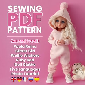 Pode incluir: Uma boneca vestindo um macacão com capuz rosa claro e tênis está em pé em um fundo rosa, ao lado de um ursinho de pelúcia. A imagem inclui o texto "SEWING PDF PATTERN" e "Seasonal Overalls".