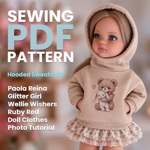Puede incluir: Una muñeca con una sudadera con capucha beige que tiene un gráfico de un oso de peluche abrazando a un conejo, junto a una falda con estampado floral. El texto en la imagen dice: SEWING PDF PATTERN Hooded Sweatshirt Paola Reina Glitter Girl Wellie Wishers Ruby Red Doll Clothes Photo Tutorial.
