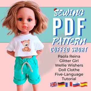 Puede incluir: Una muñeca con una camiseta blanca con un oso de peluche y pantalones cortos turquesa. La imagen incluye el texto "SEWING PDF PATTERN CUFFED SHORT" y enumera marcas de muñecas. También se menciona un tutorial en cinco idiomas.