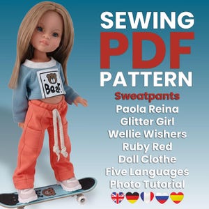 Pode incluir: Uma boneca vestindo um moletom azul com um desenho de urso e calças de moletom laranja, em pé em um skate. A imagem inclui o texto "SEWING PDF PATTERN" e "Sweatpants". O padrão é para bonecas Paola Reina, Glitter Girl, Wellie Wishers e Ruby Red.