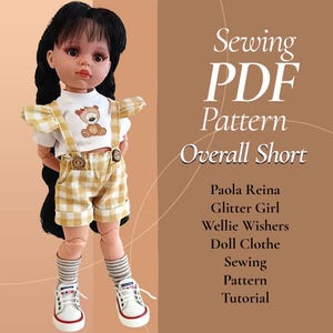 Puede incluir: Una muñeca vestida con una camiseta blanca con un dibujo de oso, un peto corto a cuadros amarillos y zapatillas blancas. La muñeca tiene el pelo negro y lleva calcetines a rayas. El texto de la imagen dice "Sewing PDF Pattern Overall Short".