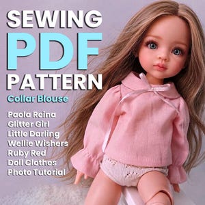 Puede incluir: Una muñeca con cabello largo castaño viste una blusa rosa claro de manga larga con cuello y lazo, combinada con pantalones cortos blancos texturizados. La imagen incluye el texto SEWING PDF PATTERN Collar Blouse Paola Reina Glitter Girl Little Darling Wellie Wishers Ruby Red Doll Clothes Photo Tutorial.