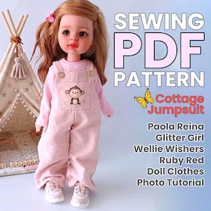 Può includere: Una bambola con lunghi capelli castano-rossicci indossa una maglietta a maniche lunghe rosa chiaro e una salopette rosa chiaro con un disegno di scimmia e due bottoni. Il testo recita: SEWING PDF PATTERN Cottage Jumpsuit Paola Reina Glitter Girl Wellie Wishers Ruby Red Doll Clothes Photo Tutorial.