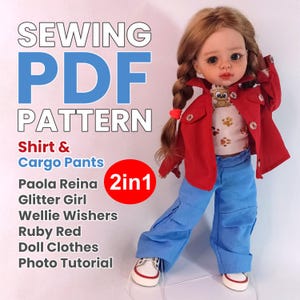 Op de afbeelding: Een pop gekleed in een rode jas, een wit shirt met een pootafdrukontwerp en lichtblauwe cargobroek. De pop draagt ook witte sneakers met rode accenten. Tekst op de afbeelding luidt "SEWING PDF PATTERN" en "Shirt & Cargo Pants".