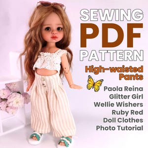 Op de afbeelding: Een pop met lang bruin haar draagt een witte gehaakte crop top en een beige gestreepte broek met hoge taille en twee knopen, gecombineerd met witte en groene sandalen. De tekst luidt: SEWING PDF PATTERN High-waisted Pants Paola Reina Glitter Girl Wellie Wishers Ruby Red Doll Clothes Photo Tutorial.