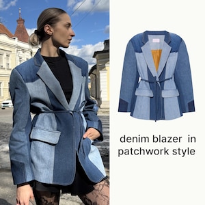 Puede incluir: Blazer vaquero de estilo patchwork, con diferentes tonos de azul. El blazer tiene un cinturón anudado, dos bolsillos delanteros y un diseño de solapa clásico. El texto "denim blazer in patchwork style" está en la imagen.