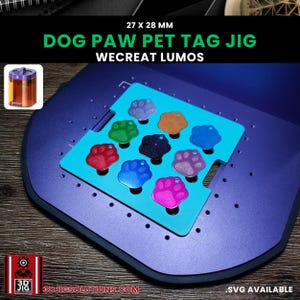 Puede incluir: Una placa de plantilla azul para máquina láser Wecreat Lumos, con nueve ranuras que contienen placas de identificación para mascotas en forma de pata de perro. Las placas miden 27 x 28 mm y son de colores rojo, verde, azul, morado, naranja y rosa.