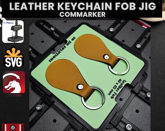 May include: A green jig with two brown leather keychain fob blanks, a silver key ring, and the text "40 x 85 mm Leather fob" and "COLLATOS DIL at".