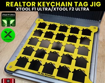 Op de afbeelding: Een gele Realtor sleutelhanger tag jig met huisvormige uitsparingen, ontworpen voor XTool F1 Ultra en F2 Ultra lasergraveerders. De jig meet 38 x 35 mm. Inclusief XCS, SVG en LBRN2 bestanden.