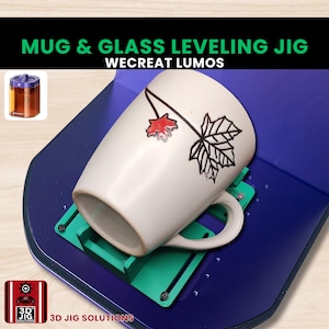 Op de afbeelding: Een witte mok met een zwart en rood bladerenontwerp staat op een groene nivelleerjig, geplaatst op een blauw oppervlak. De tekst "MUG & GLASS LEVELING JIG" en "WECREAT LUMOS" worden boven de mok weergegeven. Het logo van "3D JIG SOLUTIONS" staat linksonder.