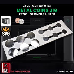 Puede incluir: Una plantilla rectangular blanca para monedas de metal para la impresora xTool O1 Omni, con cortes circulares de 40 mm, 30 mm y 25 mm. La plantilla sostiene discos metálicos. Texto: 40 MM, 30MM AND 25 MM METAL COINS JIG XTOOL O1 OMNI PRINTER, SVG, 3D JIG SOLUTIONS, .SVG INCLUDED.