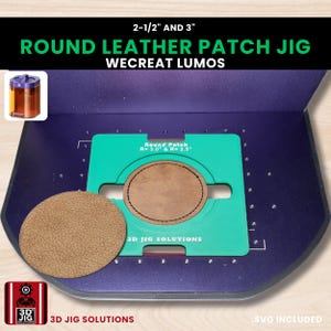 Könnte beinhalten: Eine Leder-Patch-Jig mit dem Text "ROUND LEATHER PATCH JIG" und "WECREAT LUMOS". Die Jig enthält einen grünen Einsatz mit einem braunen Leder-Patch und einem separaten runden Leder-Patch. Die Jig ist für 6,35 cm und 7,62 cm Patches konzipiert.
