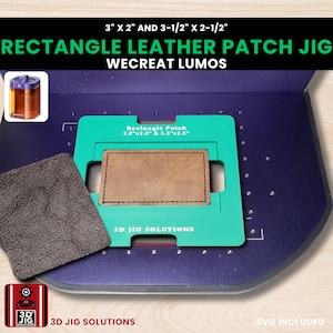 Puede incluir: Una plantilla rectangular verde para parches de cuero con un parche de cuero marrón y un cuadrado de cuero gris oscuro. La plantilla tiene el texto "Rectangle Patch 3.0"x2.0" & 3.5"x2.5"" y "3D JIG SOLUTIONS". También es visible el texto "3" X 2" AND 3-1/2" X 2-1/2"".