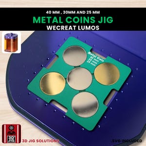 Puede incluir: Una plantilla verde para monedas de metal con cinco recortes circulares para monedas de 40 mm, 30 mm y 25 mm. El texto "METAL COINS JIG" y "WECREAT LUMOS" se muestra en verde y blanco. La plantilla está sobre una superficie azul.